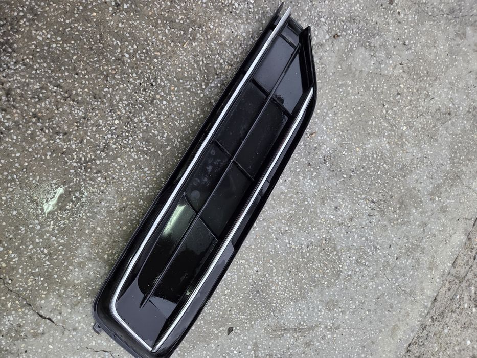 Audi A8 D4 13-17г долна дясна решетка към пр броня ОЕ
