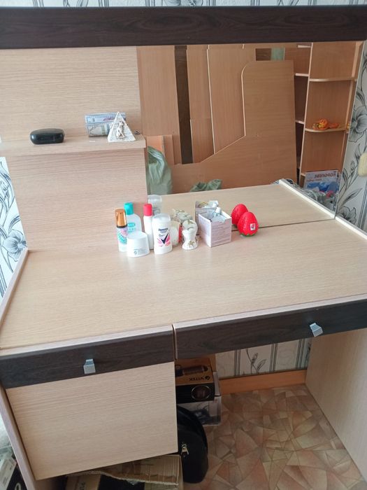 Дамский столик продам
