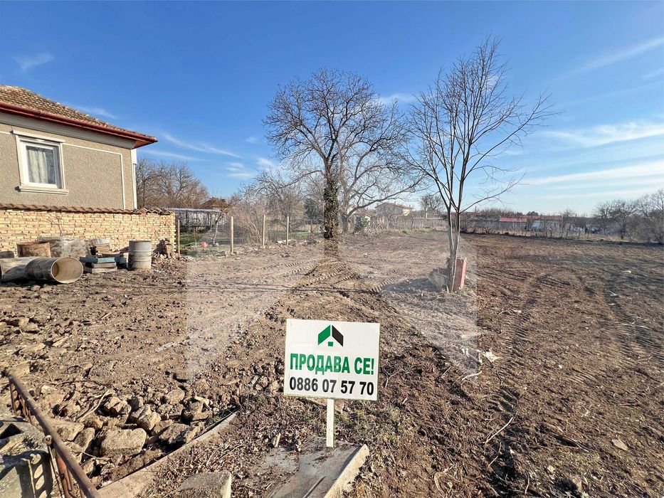 Продава парцел В РЕГУЛАЦИЯ, на главна улица в гр. Плиска с ТОК и ВиК.