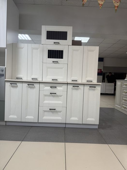 Кухонный гарнитур новый, белый