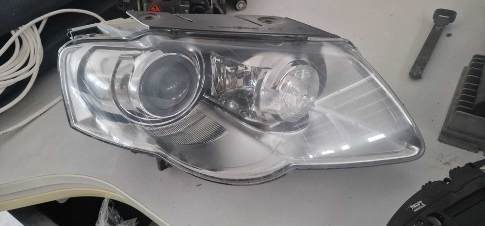 Far Dreapta Bi Xenon Passat B6 cod 3C0941754G