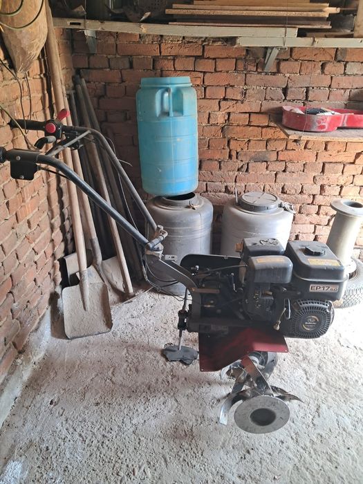 Vând motosapă cu remorca