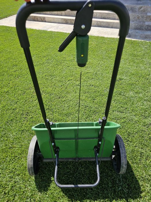 Distribuitor ingrasamant/seminte/nisip Scotts Turf Builder