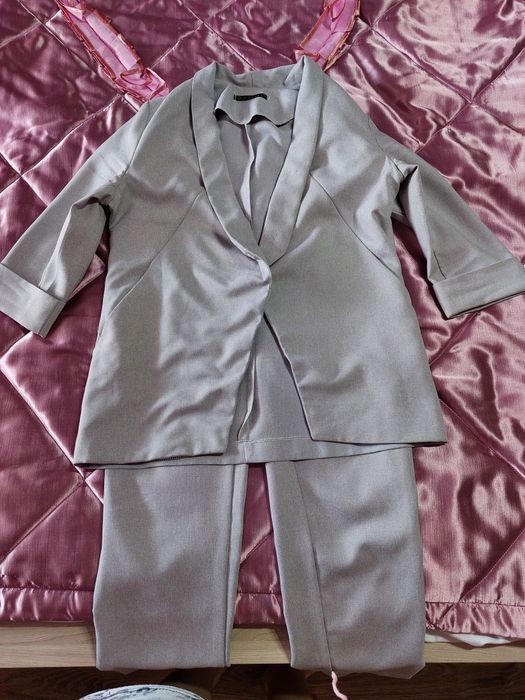 Продам брючный костюм