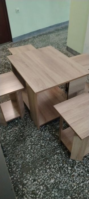 Продам Журнальный столик и табуретки