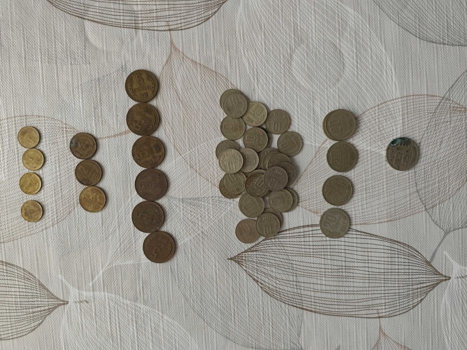 Стари банкноти и монети от различни години и държави