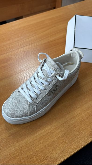 Продам Обувь Кеды Guess