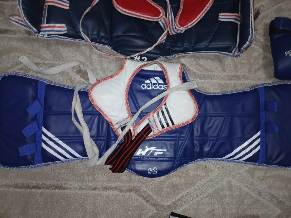 Продам экипировку.Шлем, протектор,перчатки,щётки