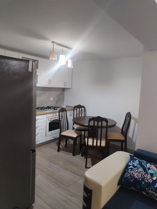 Inchiriez apartament de 2 camere la casa-Brosteni