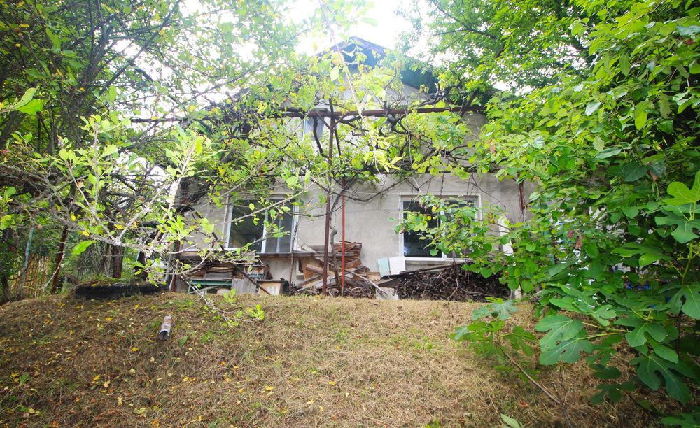 Едноетажна, масивна къща с парцел в кв. Смирненски, гр. Габрово