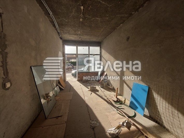 Офис на партерно ниво на жилищна сграда