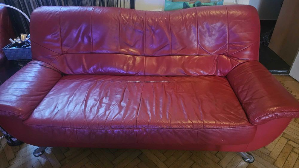 Vând set compus din canapea (3 locuri), două fotolii şi taburet, din piele. Necesită recondiționare.  Preț 700 lei.