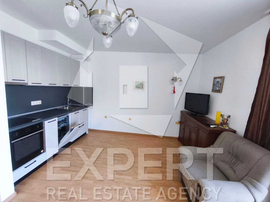 Слънчев двустаен апартамент с гараж в Бриз!