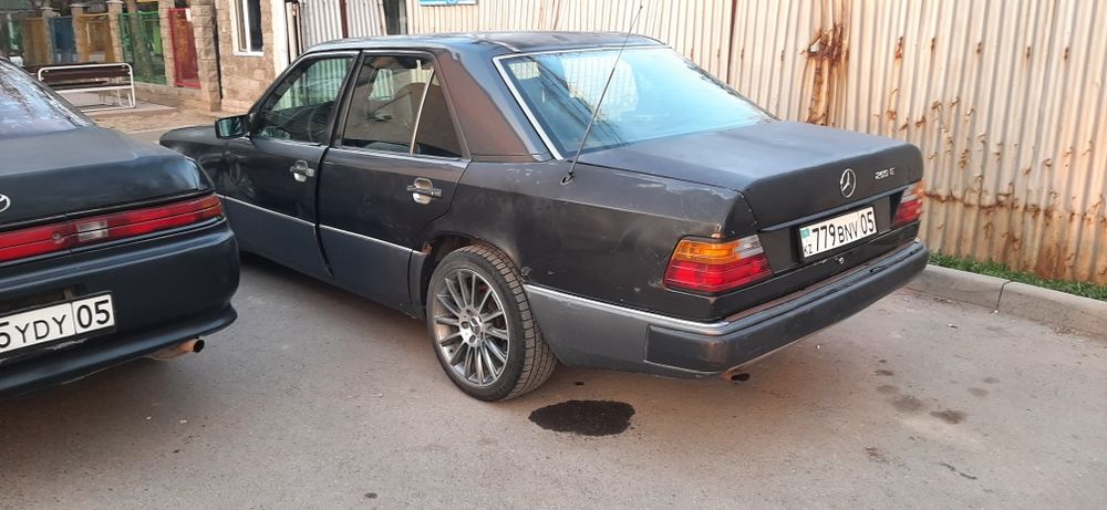 Машина Мерседес 124