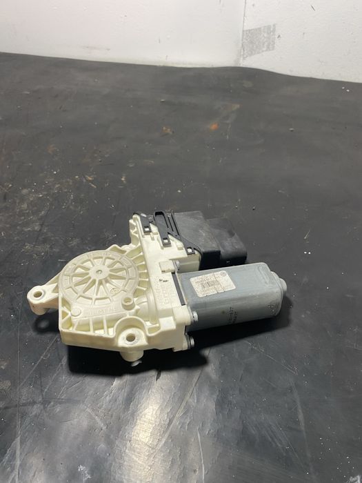 Motoras macara stanga spate Vw volkswagen passat B6 1K0959703P