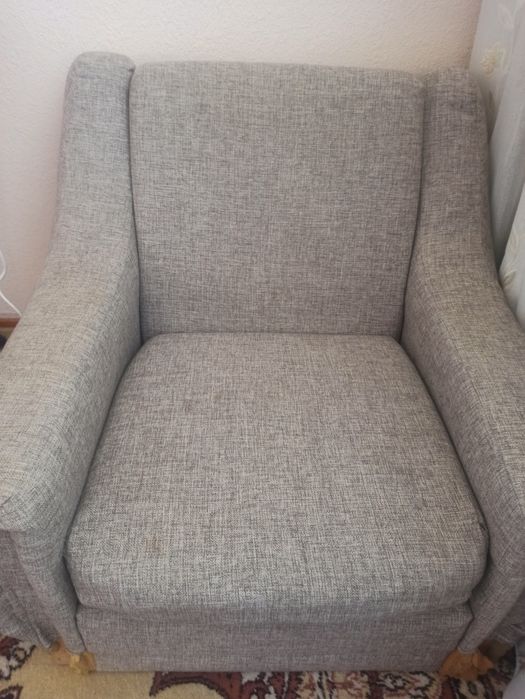 Кресло серого цвета незаконченное