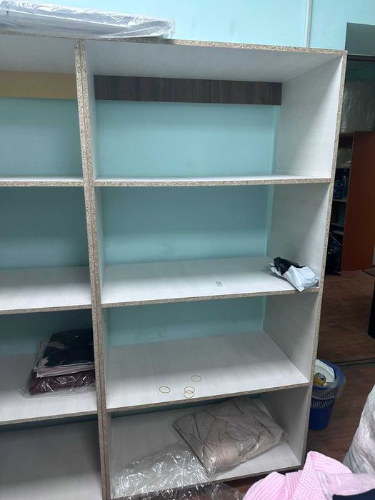 стеллажи, стол и стулья