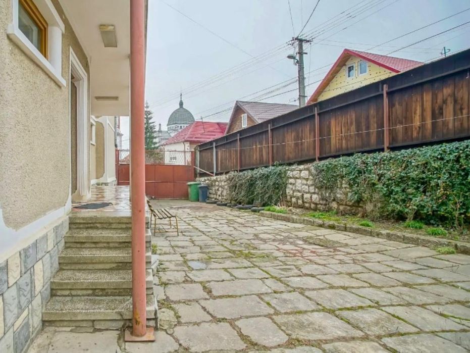 Casă de cărămidă, construită în 1975-1983, situată într- o zonă linistită în apropierea pădurii, în Sacele zona Turcheș, într-un cartier de case