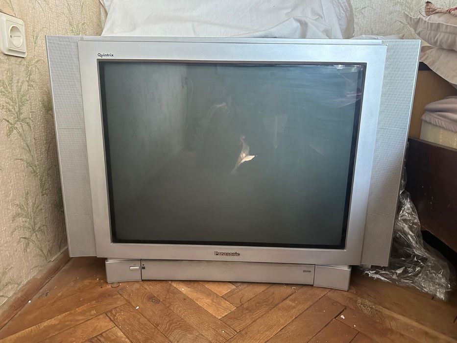 2 стари телевизора Panasonic и Vestel – за части или ретро проект