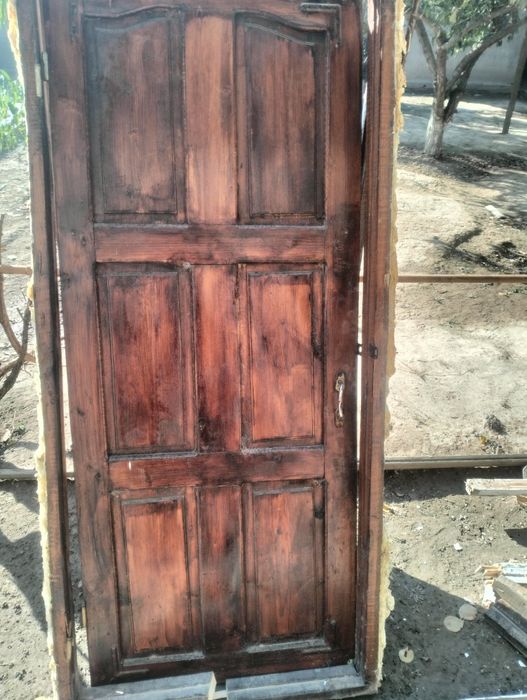 Екі шт есік бар ағаш