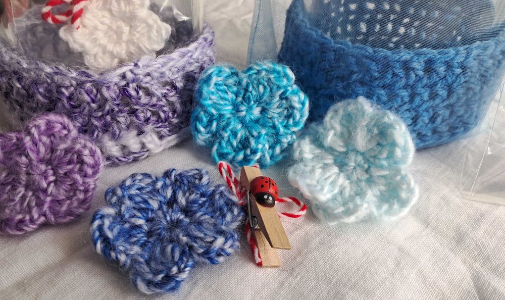 Ръчно плетени цветя и деекоративни буркани на 1кука