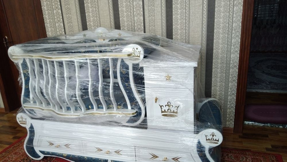 Sifatli mebel, tepasi belanchak,tagi alohida divan bóladi