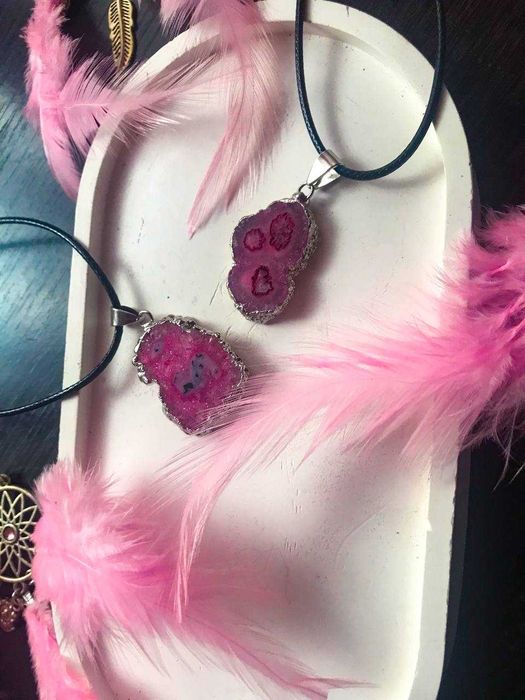 срезы натуральных камней в оправе.