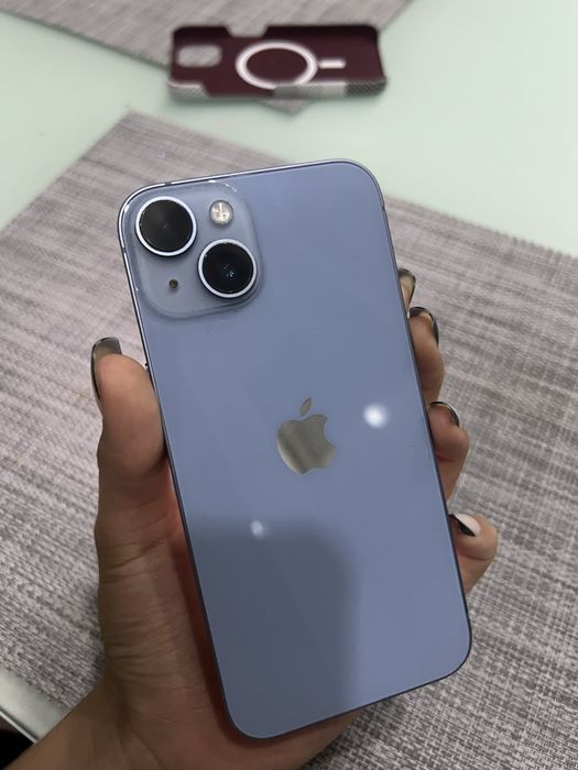 iPhone 14 в голубой расцветки