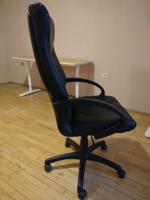 Офис стол с висока облегалка