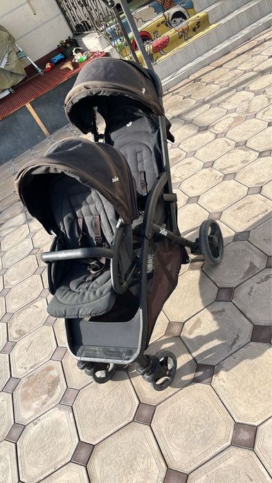 Коляска для погодок близнецов двойняшек