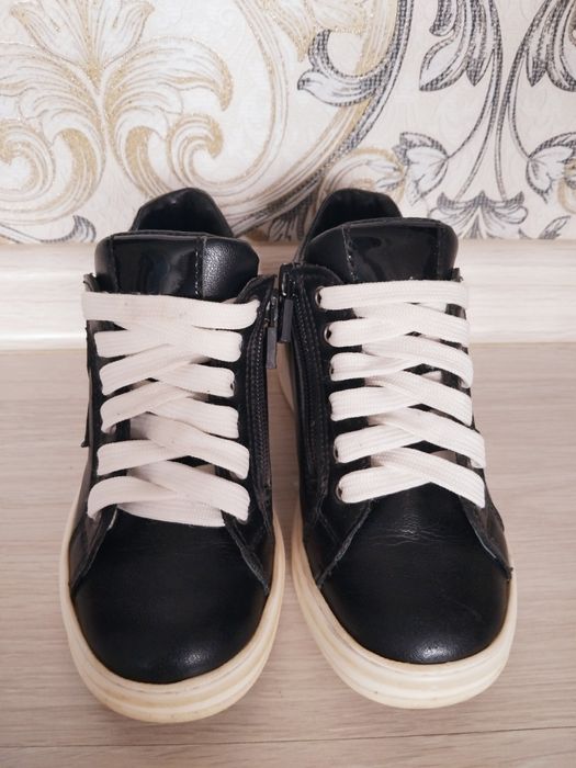 Кроссовки утеплённые 27 размера для девочки