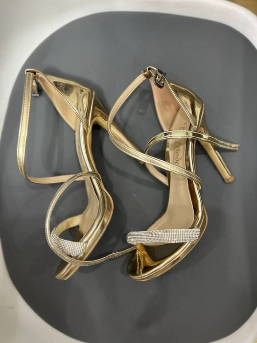 Продам золотистые босоножки.