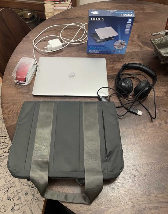 Laptop MACBOOK AIR argintiu (M1, 2020) 13” 8GB (Ca nou! + accesorii) - 2250 lei