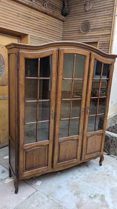 Румынский дубовый  книжный шкаф - витрина после реставрации.