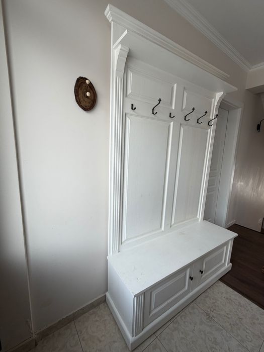 Cuier din lemn cu depozitare