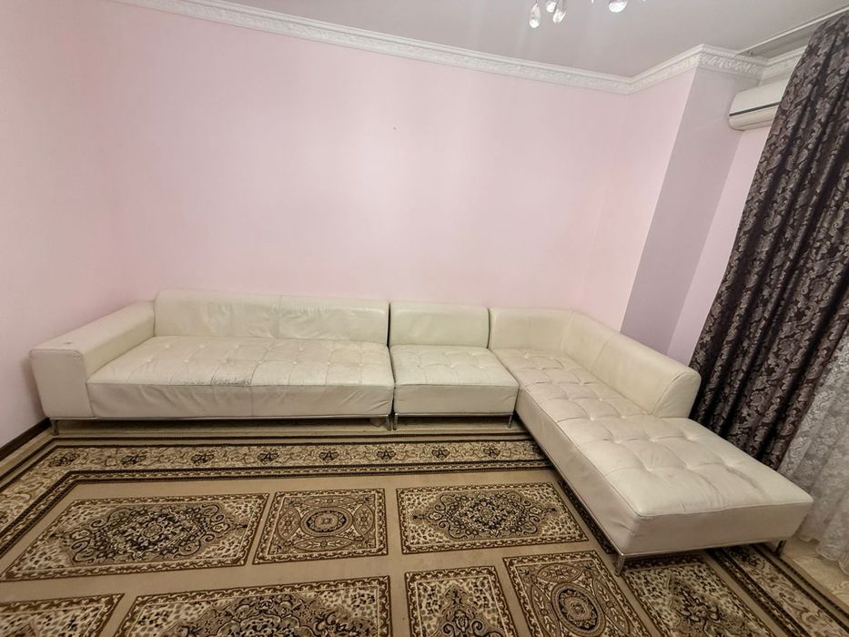 Диван  белый кожа