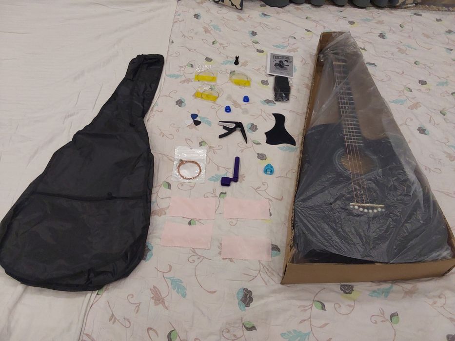 Новая акустическая  гитара, yangi gitara sotiladi с гарантией.