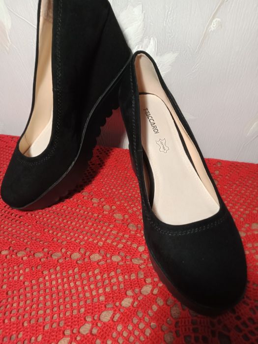 Продам чёрные замшевые туфли