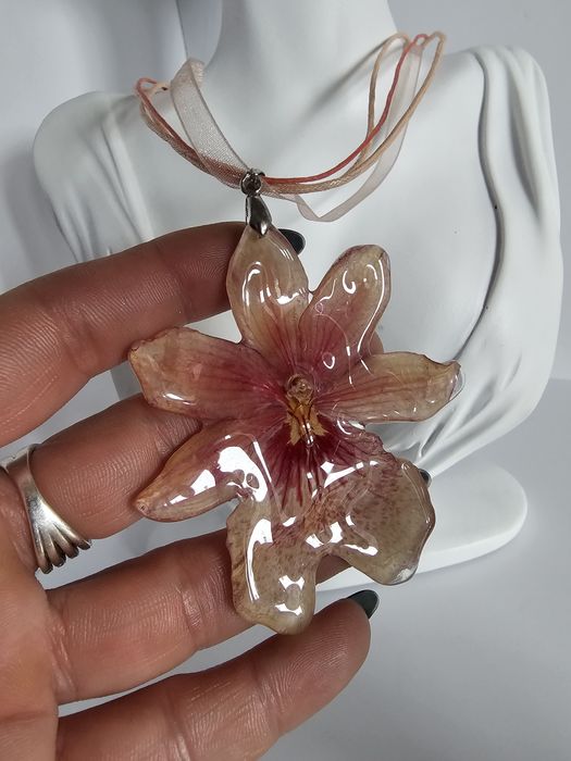 Нежно колие с естествен цвят на орхидея Камбрия и епоксидна смола