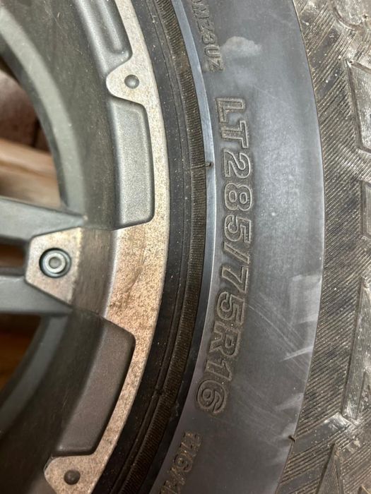 Продам резину с дисками 285/75R16