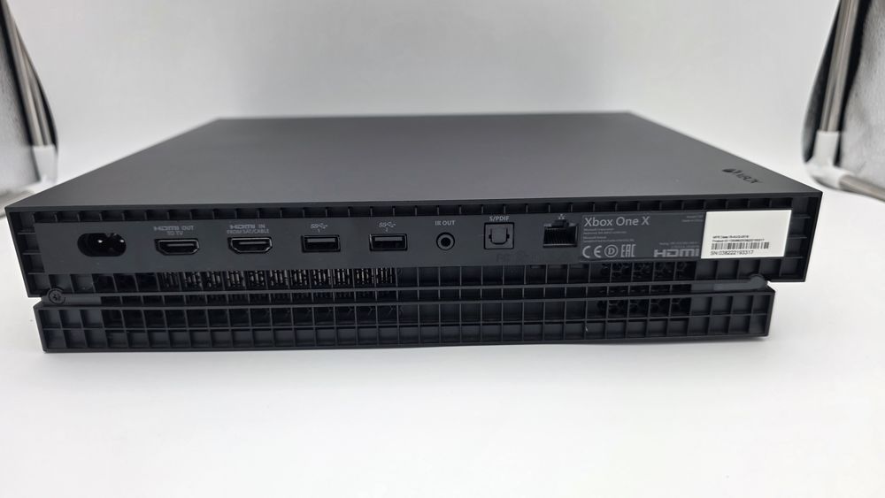 Pachet consola Xbox one X + 2 controllere + 21 jocuri