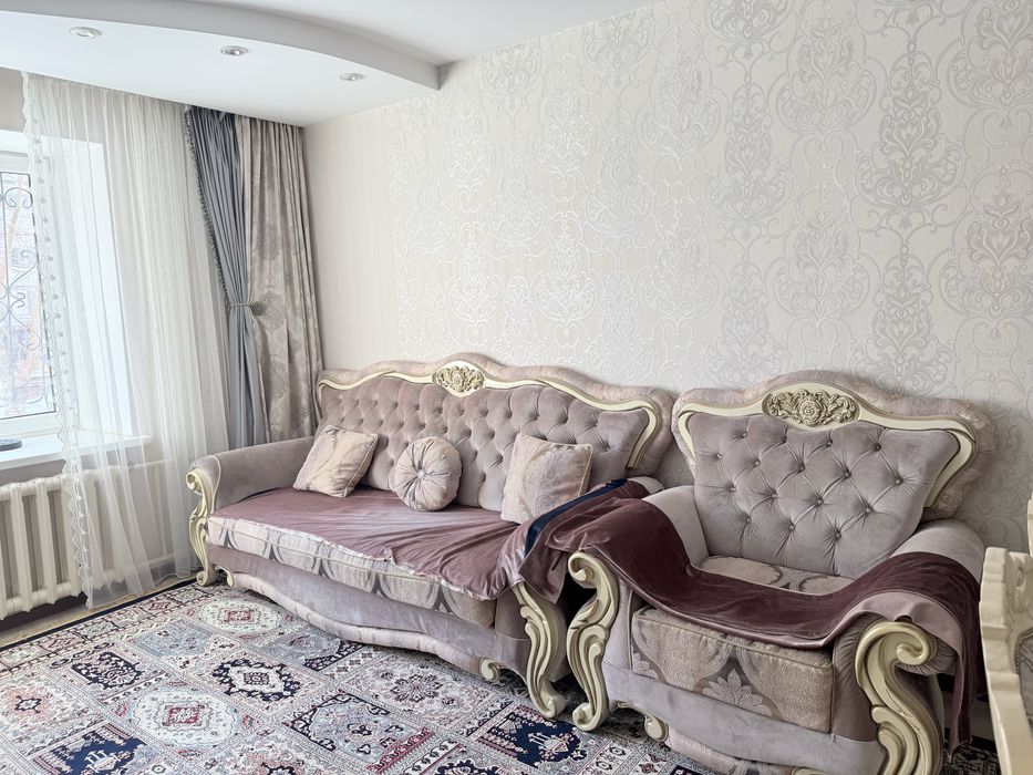 Стенка и мягкий диван в зал