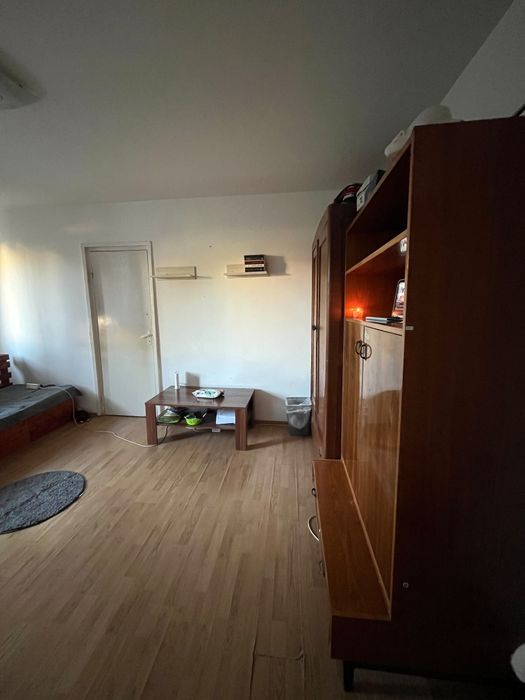 Dau închirie apartament cu două camere.