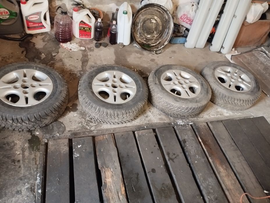 Продам диски с резиной зимние
