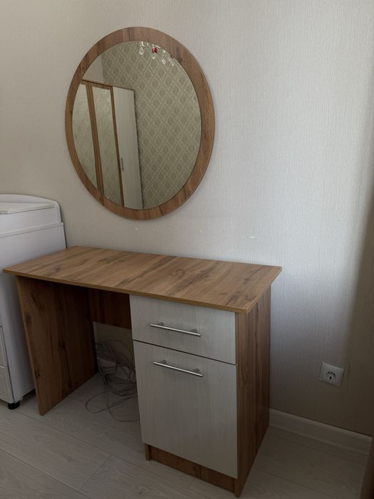 Туалетный столик с зеркалом