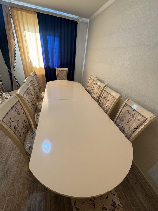 Гостевой стол и 12 стульев