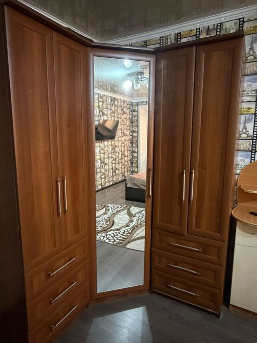 Шкаф углавой с зеркалом