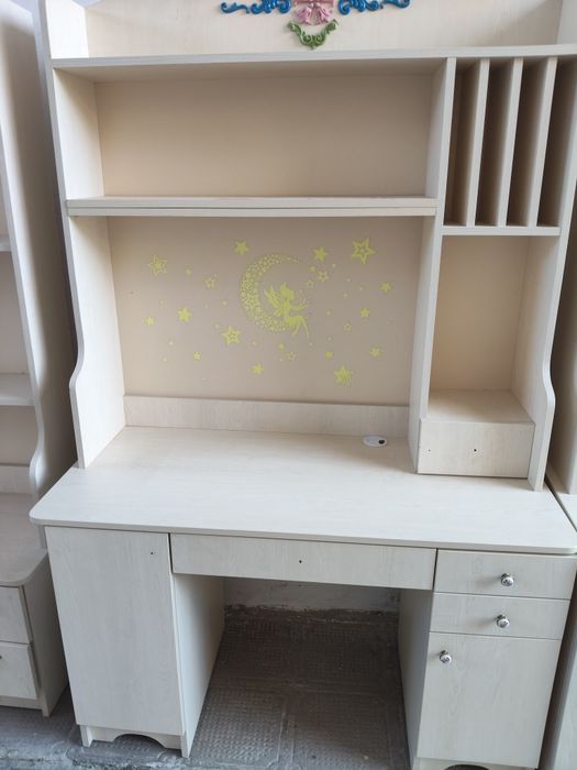 Vand mobilier pentru tineret.
