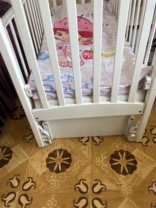 Продам манеж с маятникок