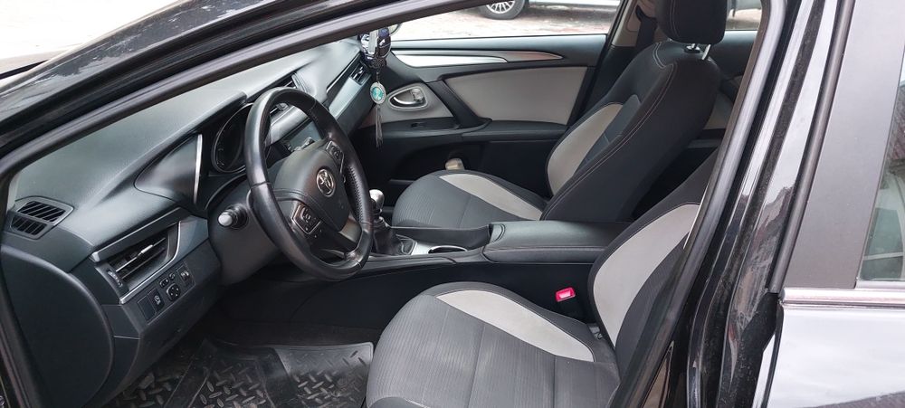 Vând Toyota Avensis 2015